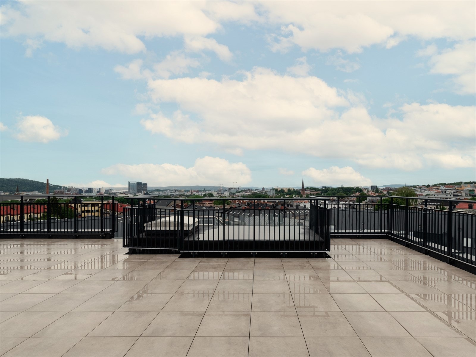 På den felles takterrassen kan du nyte lange dager i solen. Galleribilde