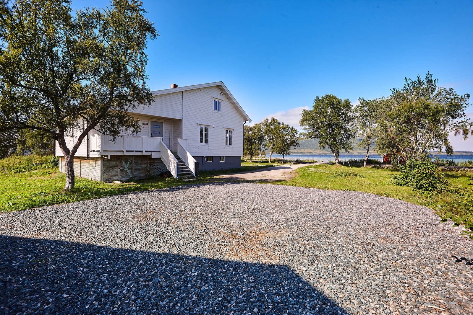 Gårdsplass. Her er det også klargjort grunnarbeidet for en evt. garasje. Galleribilde