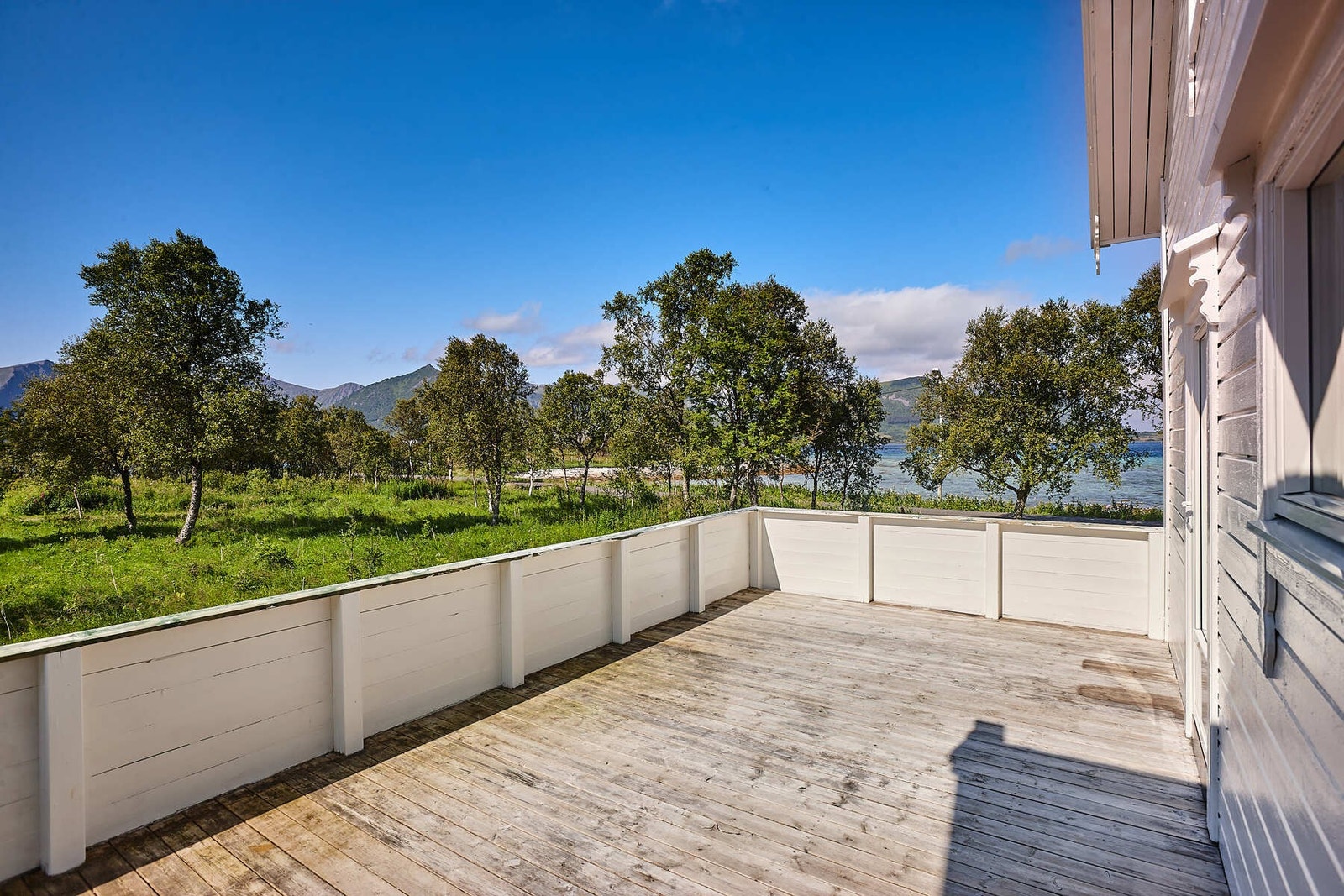 Solrik veranda med utgang fra kjøkken. Galleribilde