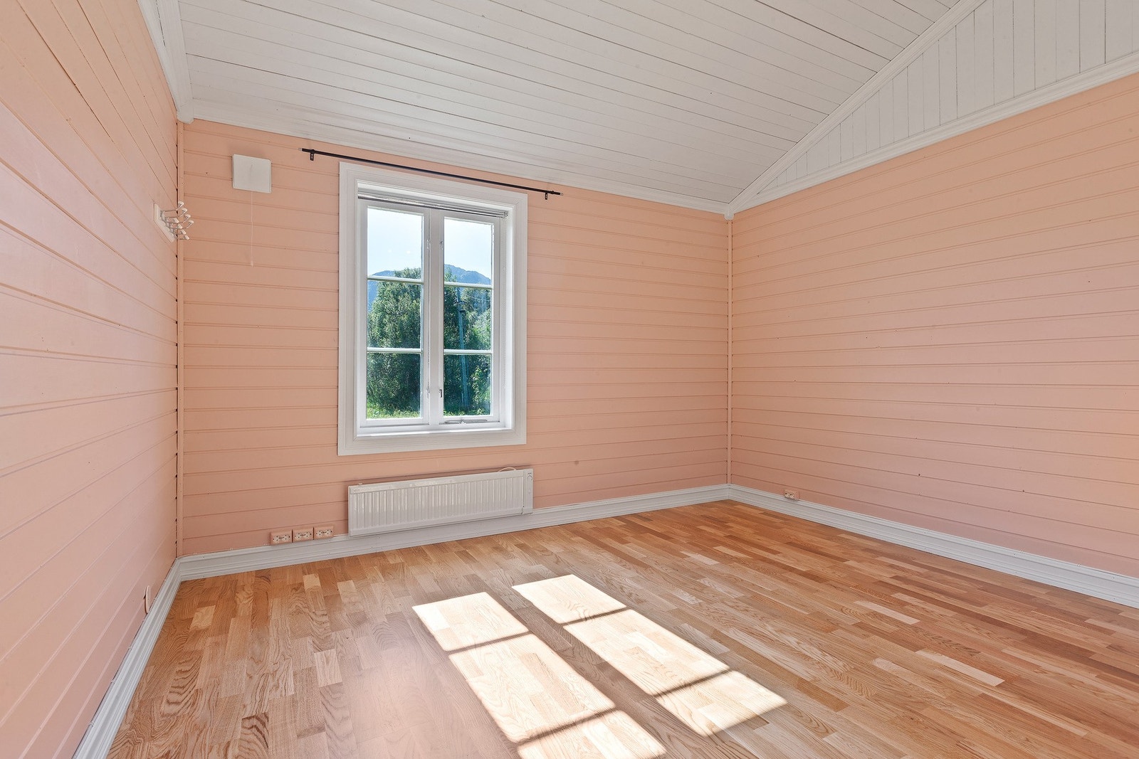 Soverom med god takhøgde, som gjør rommet luftig. Galleribilde