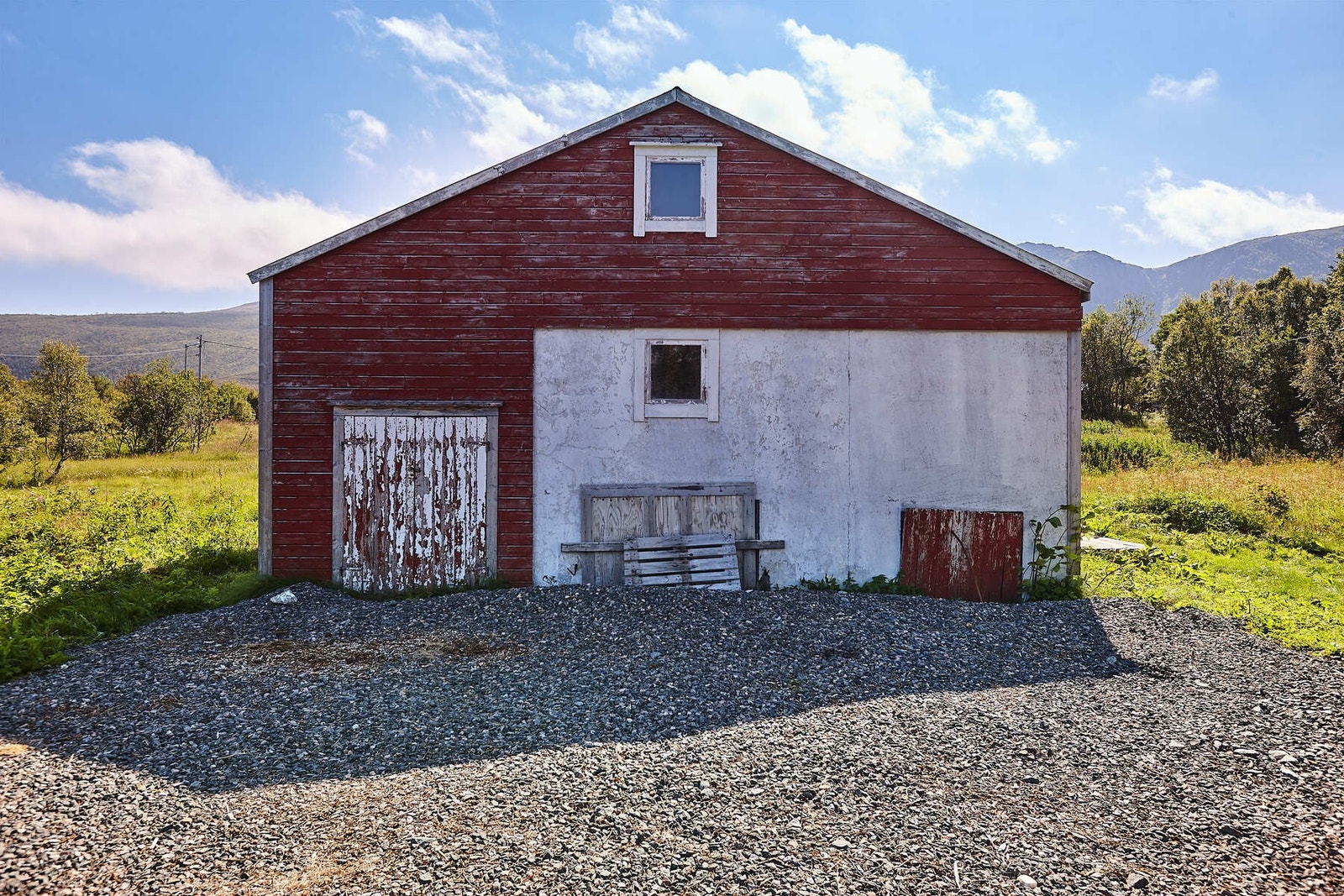 Fjøs med oppebevaringsmuligheter. Galleribilde