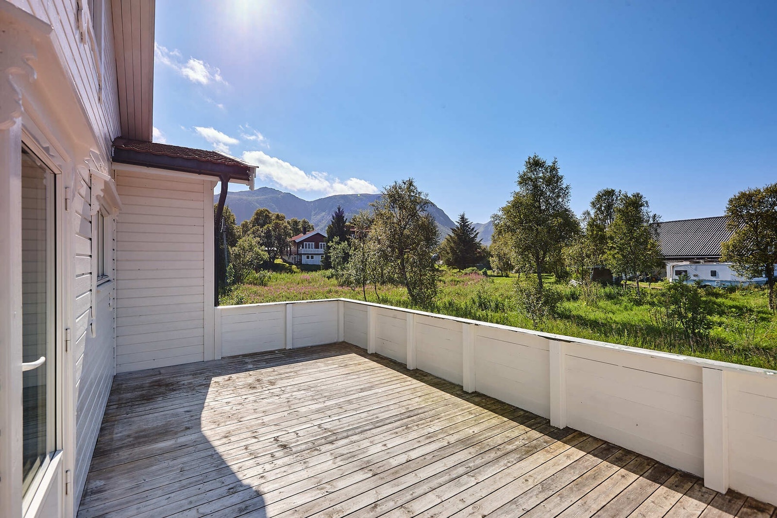 Her er det god plass til både utemøbler og grill. Galleribilde