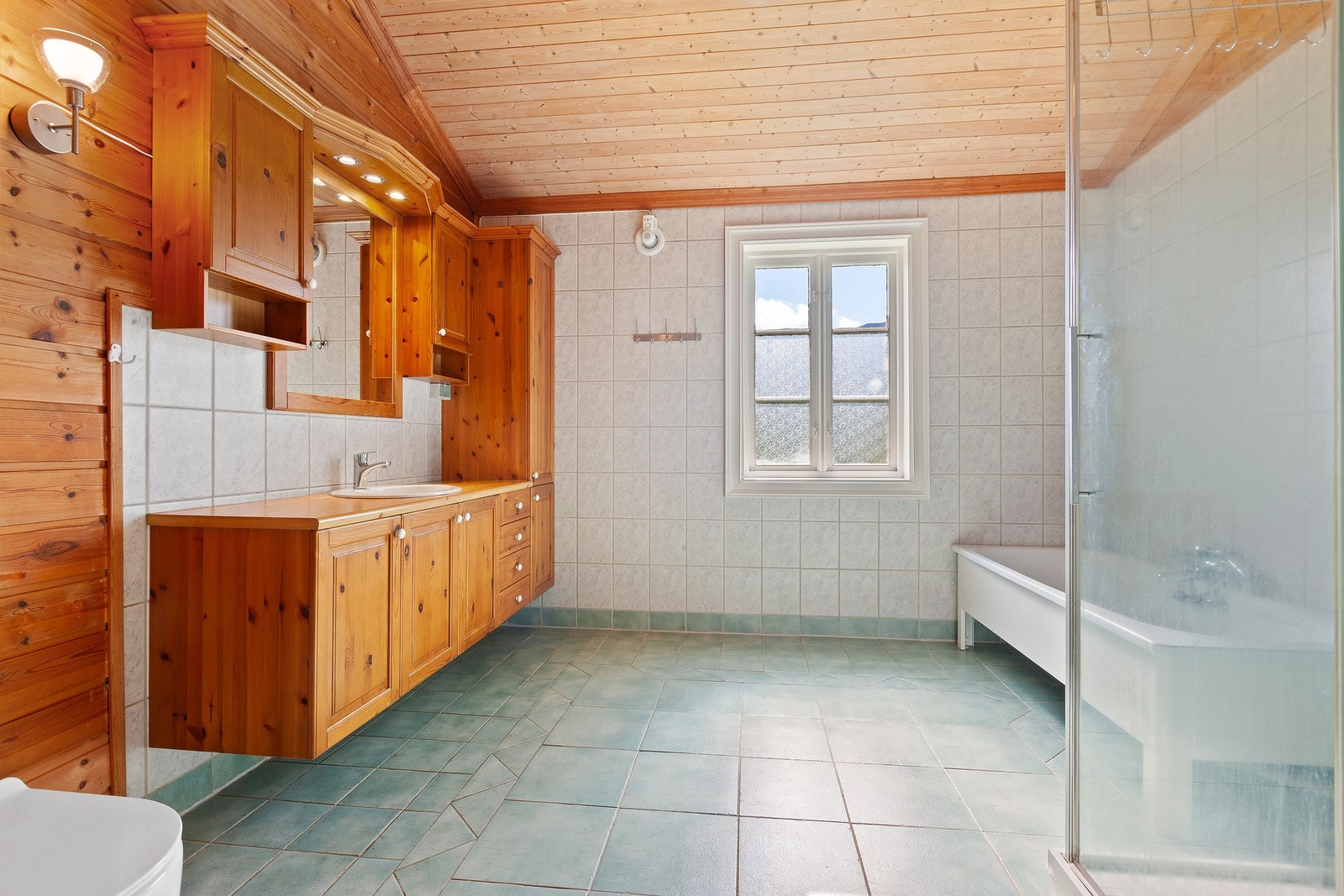 Stort bad med både dusj og badekar, samt behagelig varme i gulv. Galleribilde