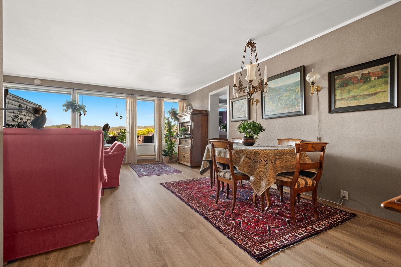 Plass til spisegruppe i stuen Galleribilde