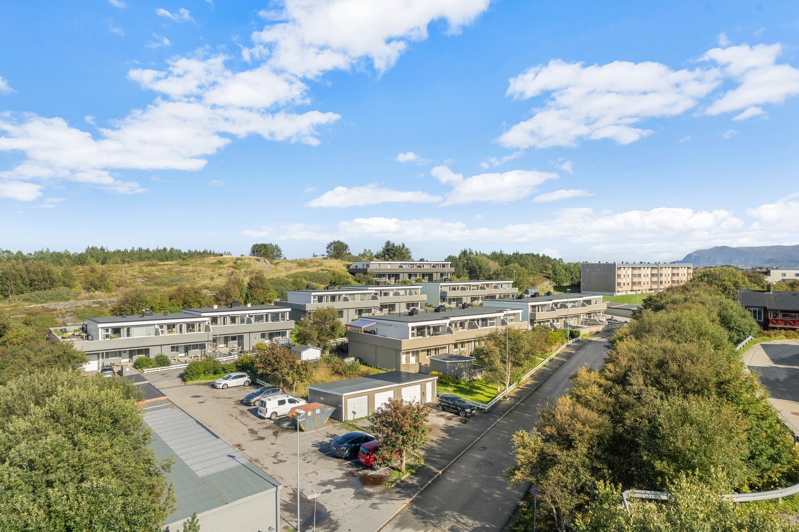 Veletablert borettslag med gode vedlikeholdsrutiner, med nærhet til barnehage, og gangavstand til skoler, samt kort vei til dagligvare, og fine tur/ rekreasjons områder. Galleribilde