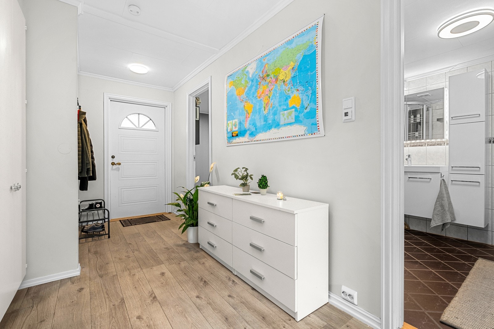 Romslig inngangsparti med god plass til oppheng av diverse yttertøy og sko Galleribilde