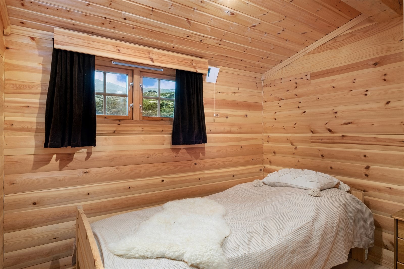 Totalt har hytta fire soverom, der to er plassert ved kjøkkenet og to på motsatt side ved stova. Galleribilde