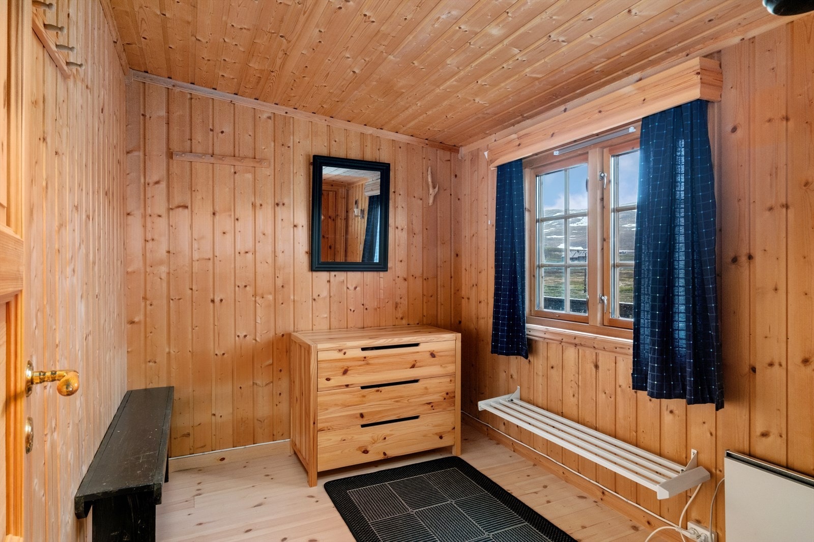 Romsleg entrè med god plass til å henge frå seg ytterklede og sko. Galleribilde