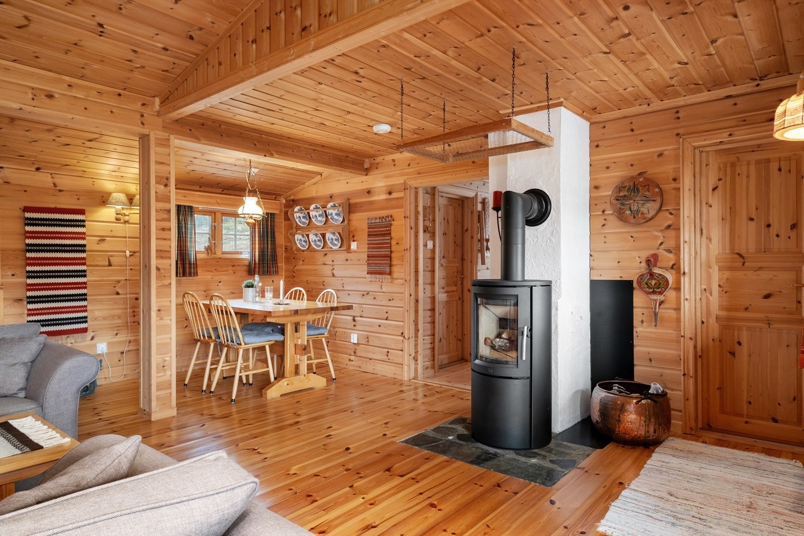 Stove er i dag naturleg inndelt med sittegruppe og etegruppe. Galleribilde