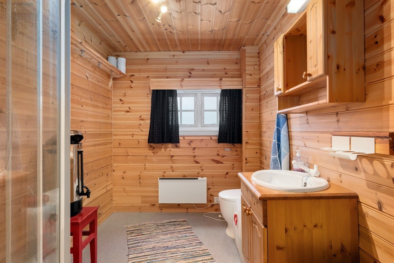 Bad med enkel standard. Dusjkabinett, servant og komposteringstoalett. Galleribilde