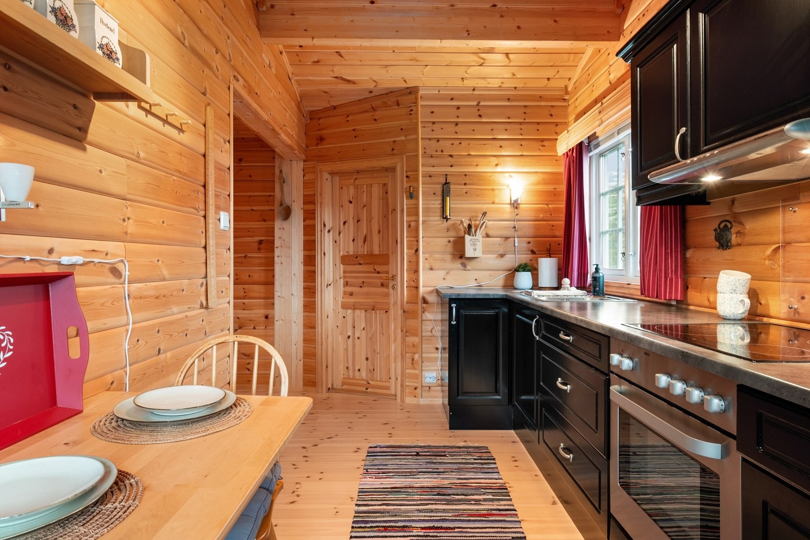 Koseleg kjøkken med plass til enkel etegruppe. Galleribilde