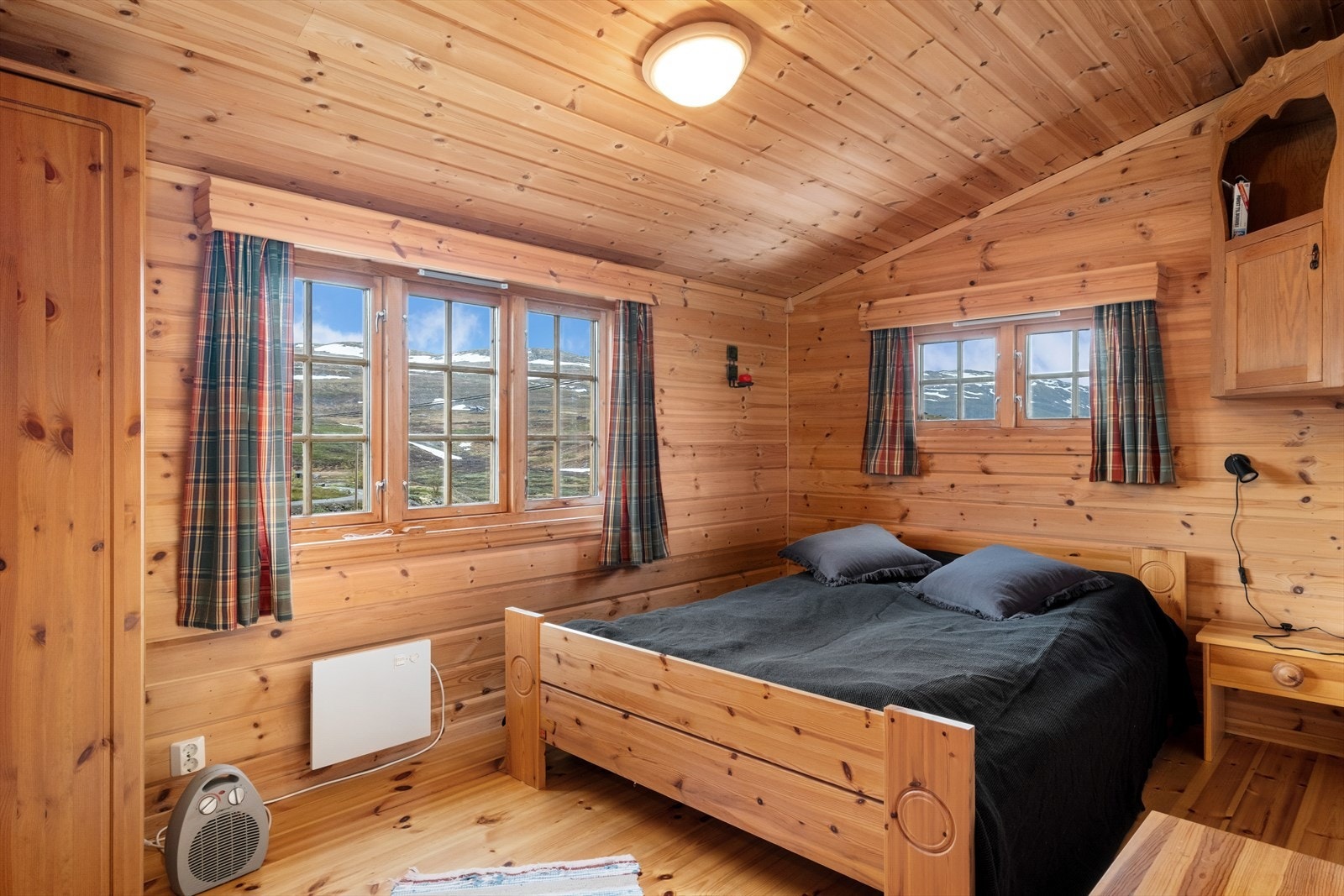 I denne delen av hytta har ei to romslege soverom med god plass til dobbelt seng. Galleribilde