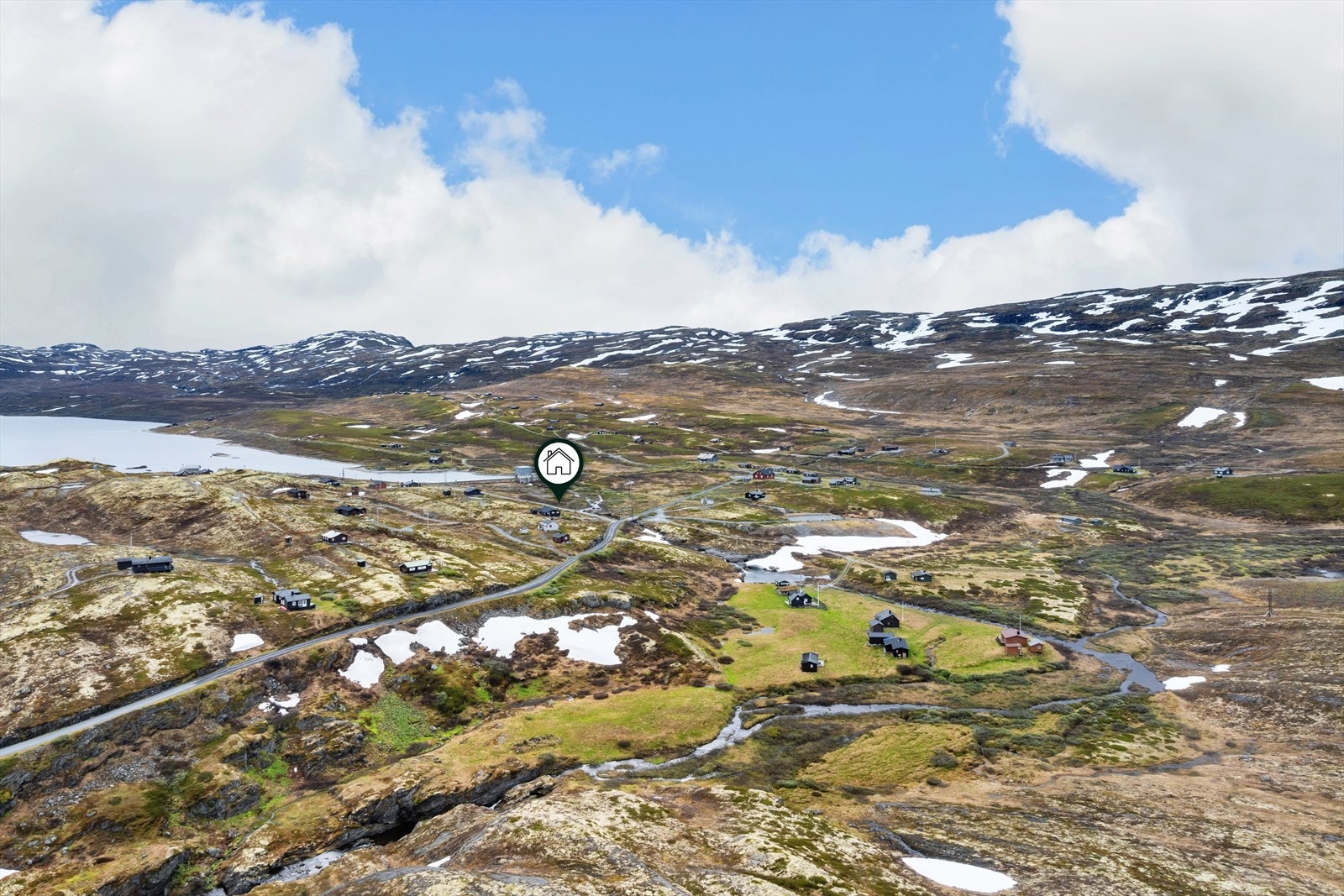 Hytta har fin beliggenheit med nær tilgang til elvar og vatn. Galleribilde