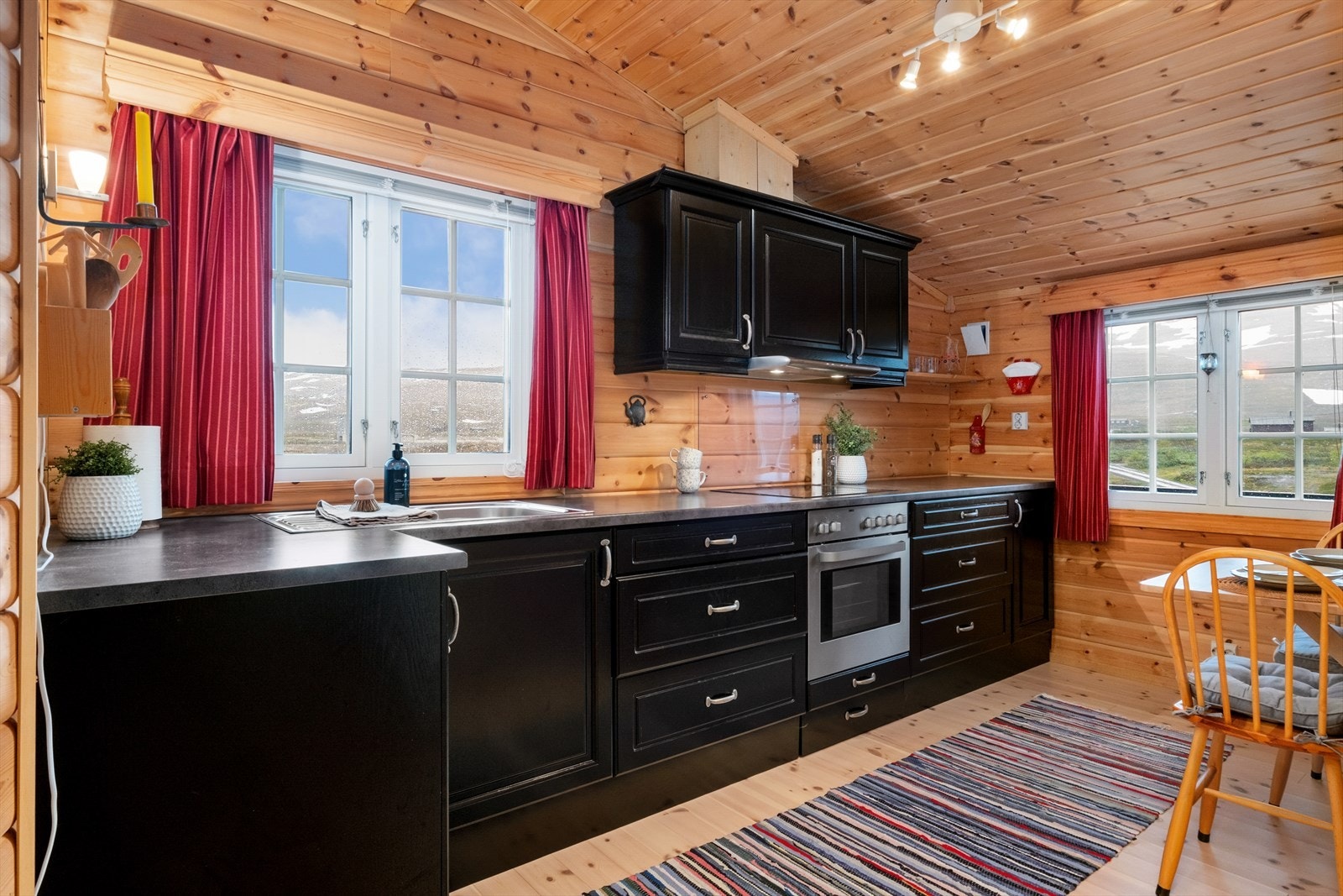 Lekkert kjøkken frå Mørekjøkken, med rikeleg med benk og skap plass. Galleribilde