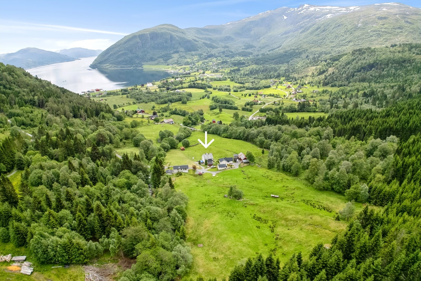 Frå eigedomen har ein god oversikt over bygda, og fin utsikt mot det vakre landskapet. Galleribilde