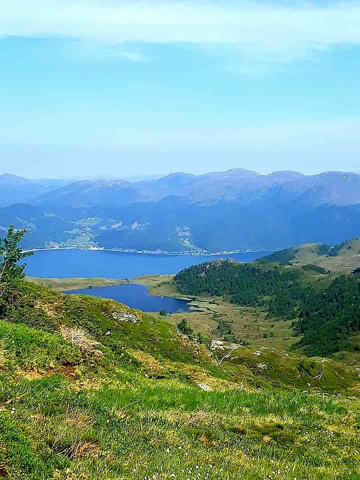 Utsikta frå Fessene ned mot Endalsvatnet og over til Lefdal på andre sida av fjorden (privat bilete). Galleribilde