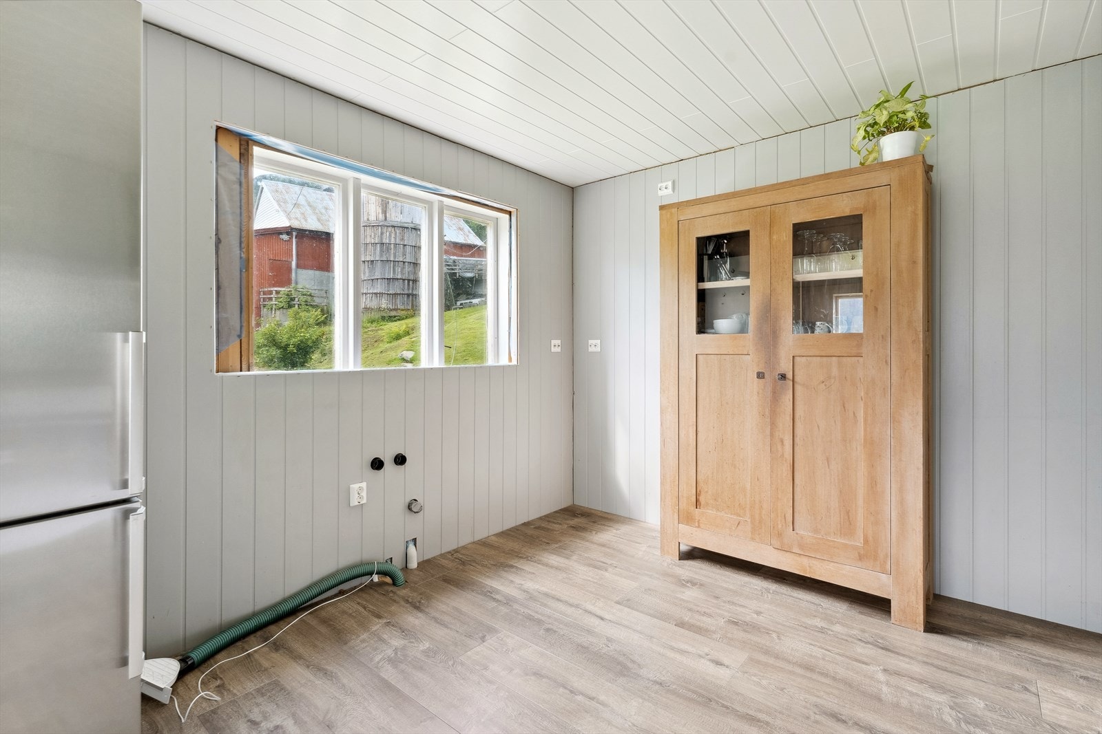 Rommet er klargjort for kjøkkenfasilitetar med vatn- og avlaupsrør, samt elektrisk installasjon. Galleribilde