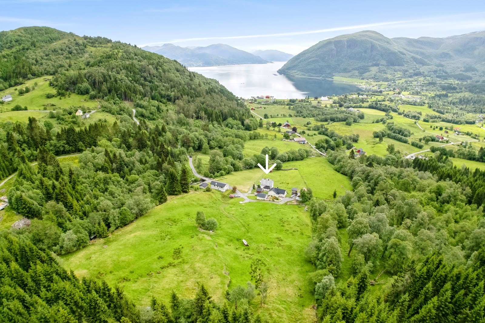 Her har ein kort veg til både daglegvarebutikk, skule og barnehage, samt fleire fine turterreng og friluftsområder både ved fjord og fjell - rett utanfor døra! Galleribilde