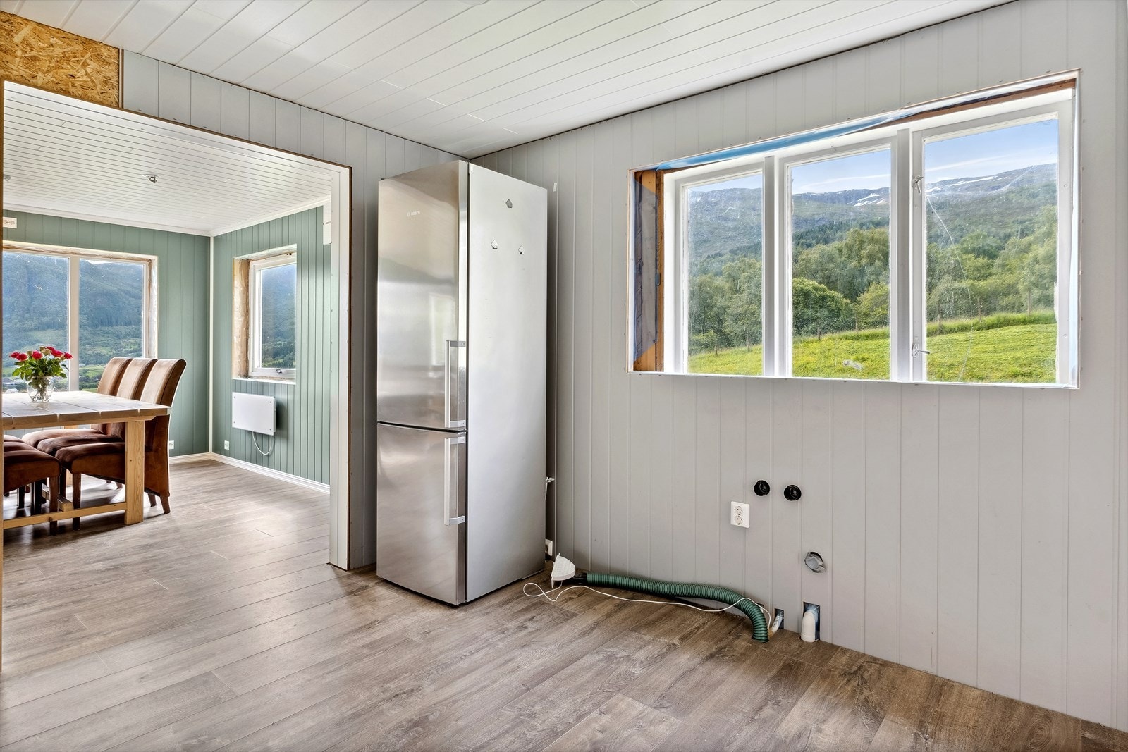 Kjøkkenet ligg dels skjerma, men samtidig i fin tilknytning til stova. Galleribilde