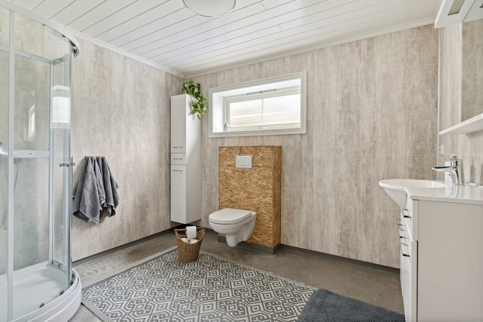 Badet er også påbegynt renovering, men treng mellom anna ferdigstilling av dekke på golv. Galleribilde