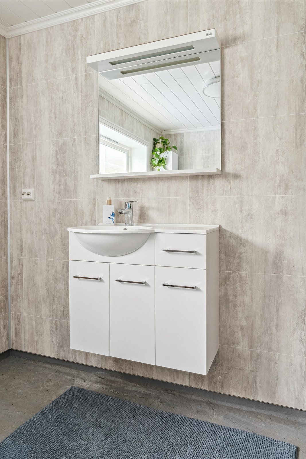 Badet er av god størrelse, og ligg i nær tilknytning til entrè - praktisk og familievennleg. Galleribilde