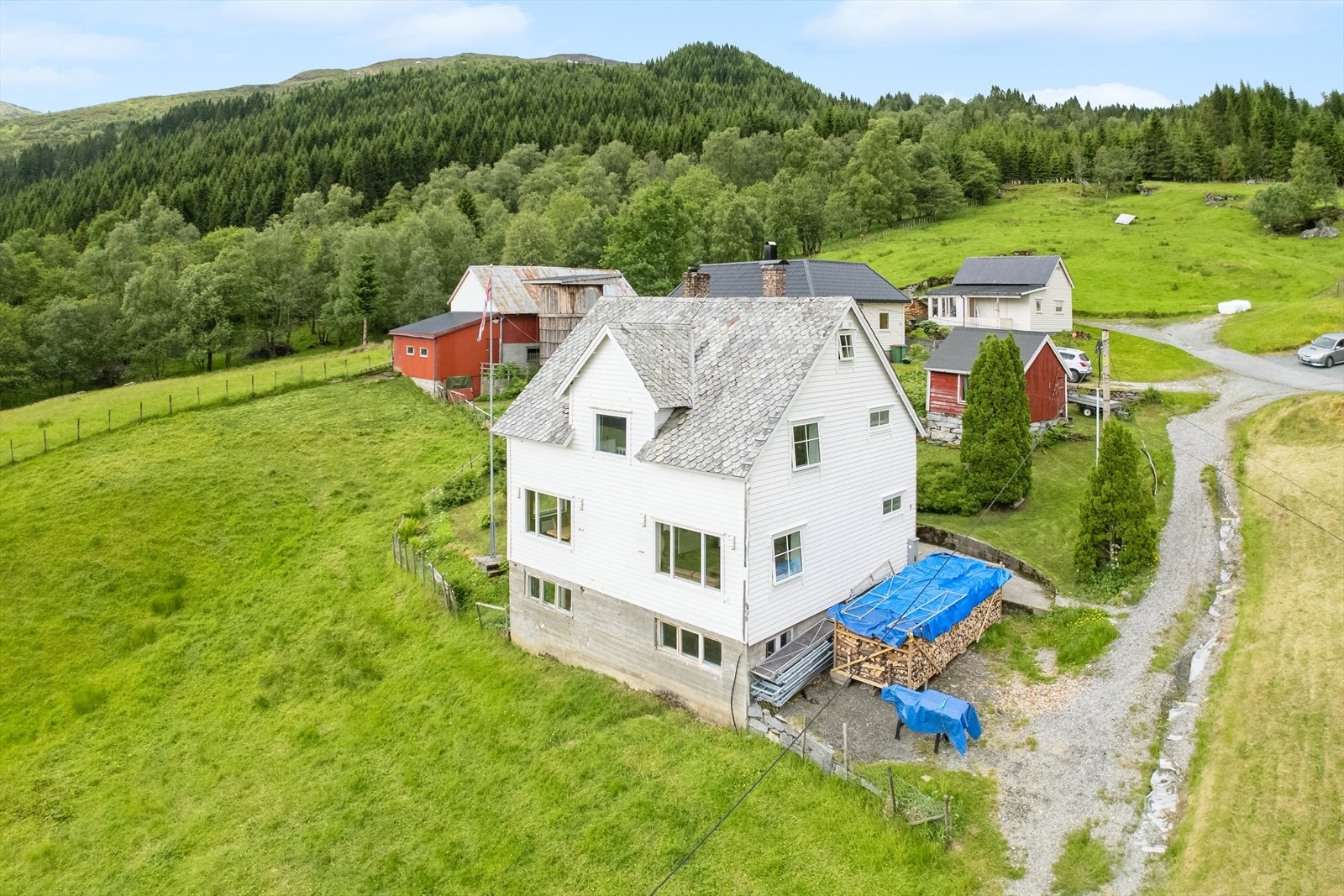 Renoveringsarbeidet er ikkje ferdigstilt, så her har ein gode moglegheiter til å sette sitt personlege preg og skape sin eigen draumeheim. Galleribilde