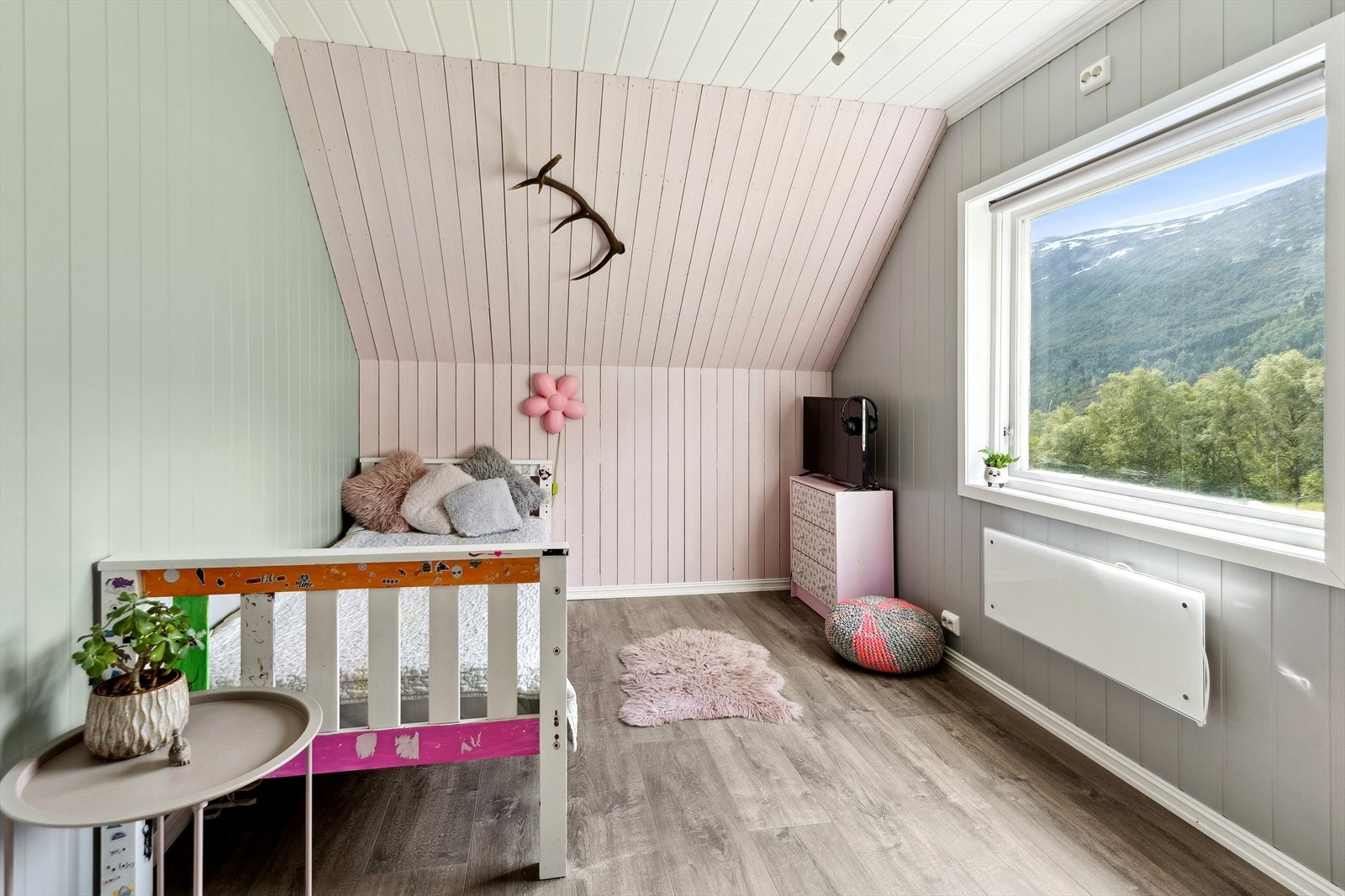 Alle soveromma er av god størrelse, med plass til alt av soveromsmøblement. Galleribilde