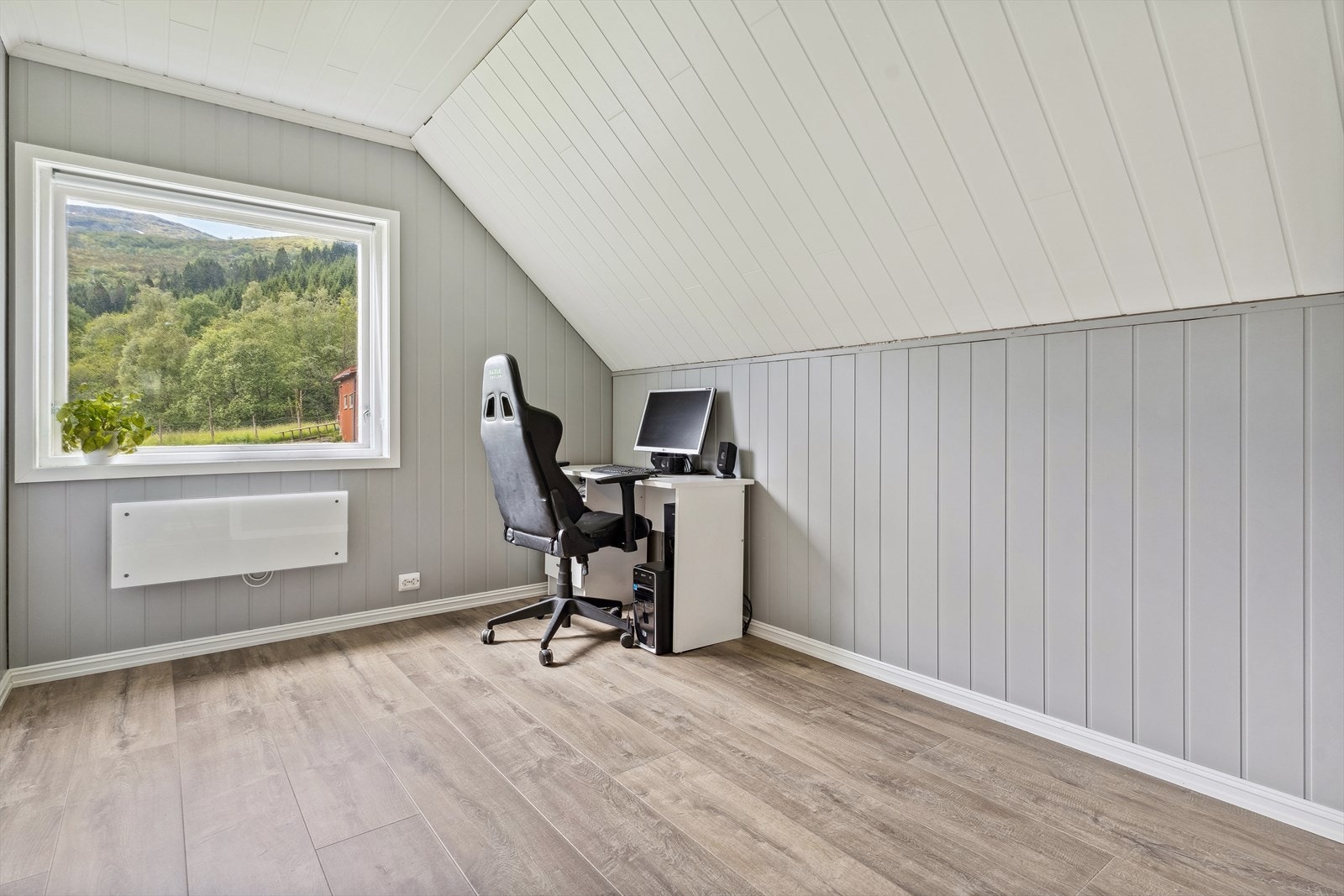 Bustaden har også kaldtloft med særs god lagringsplass, med tilkomst via trapp utanfor soveromma i 2.etg. Galleribilde