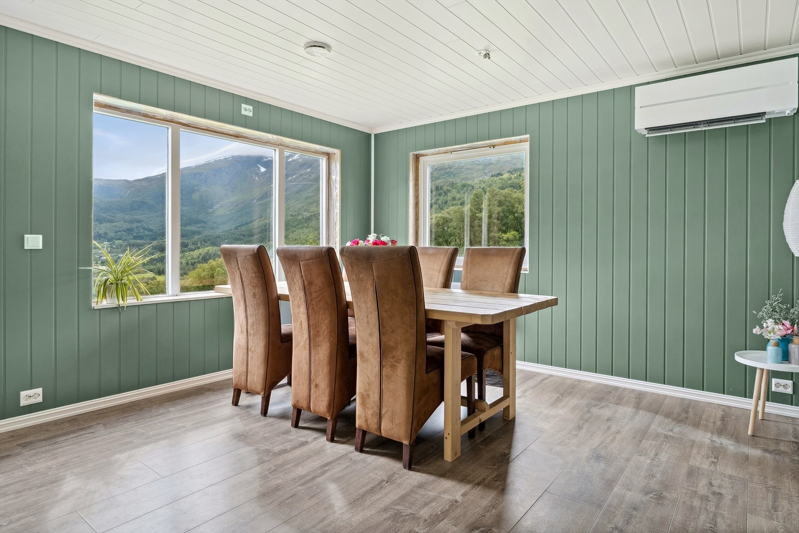 Varmepumpe er installert i seinare tid, og sørger for lun og behageleg temperatur året rundt. Det er også installert balansert ventilasjon. Galleribilde