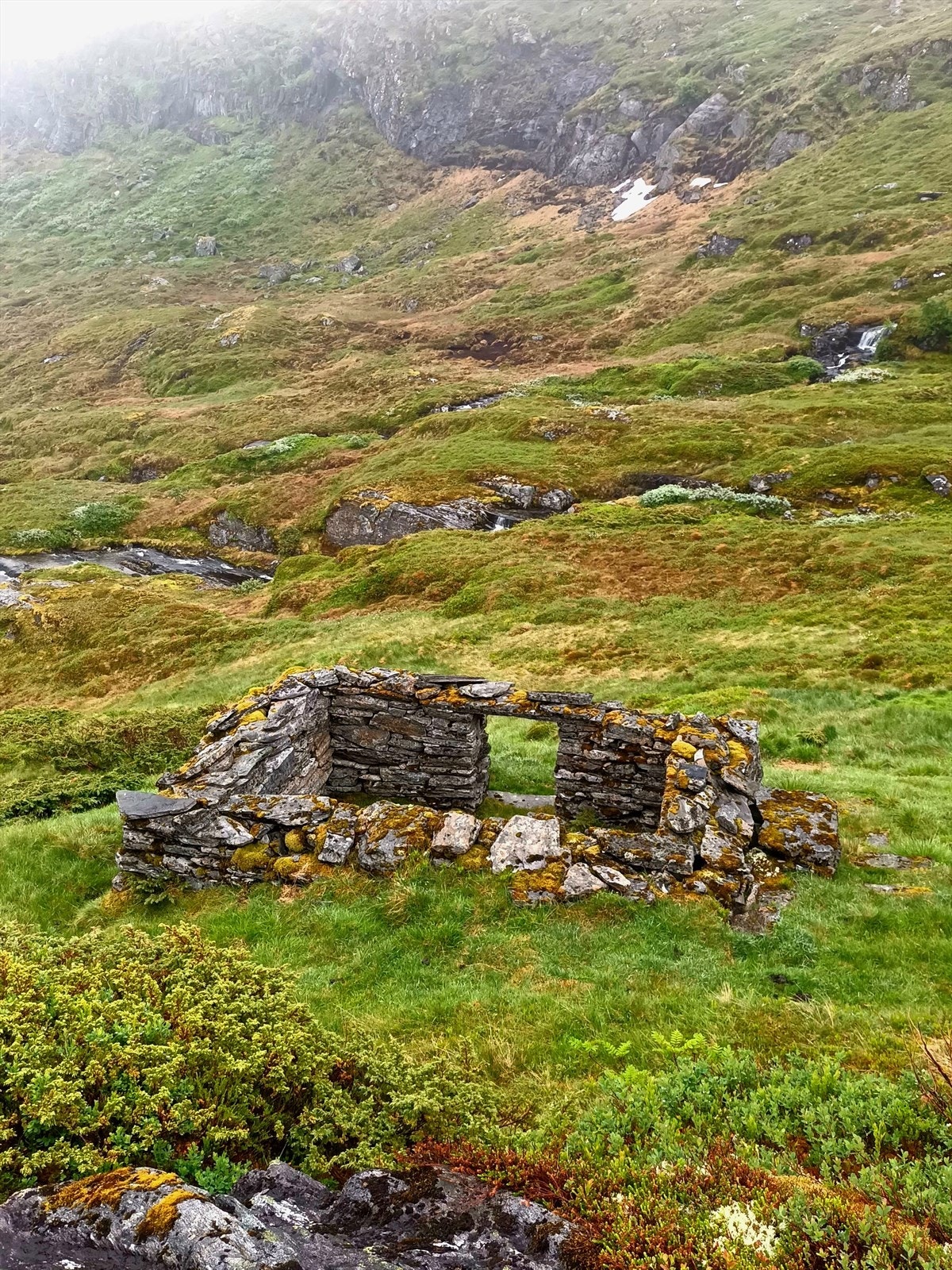 På Fessene ligg denne gamle steinmuren, som iflg. eigar tilhøyrer eigedomen (privat bilete). Galleribilde
