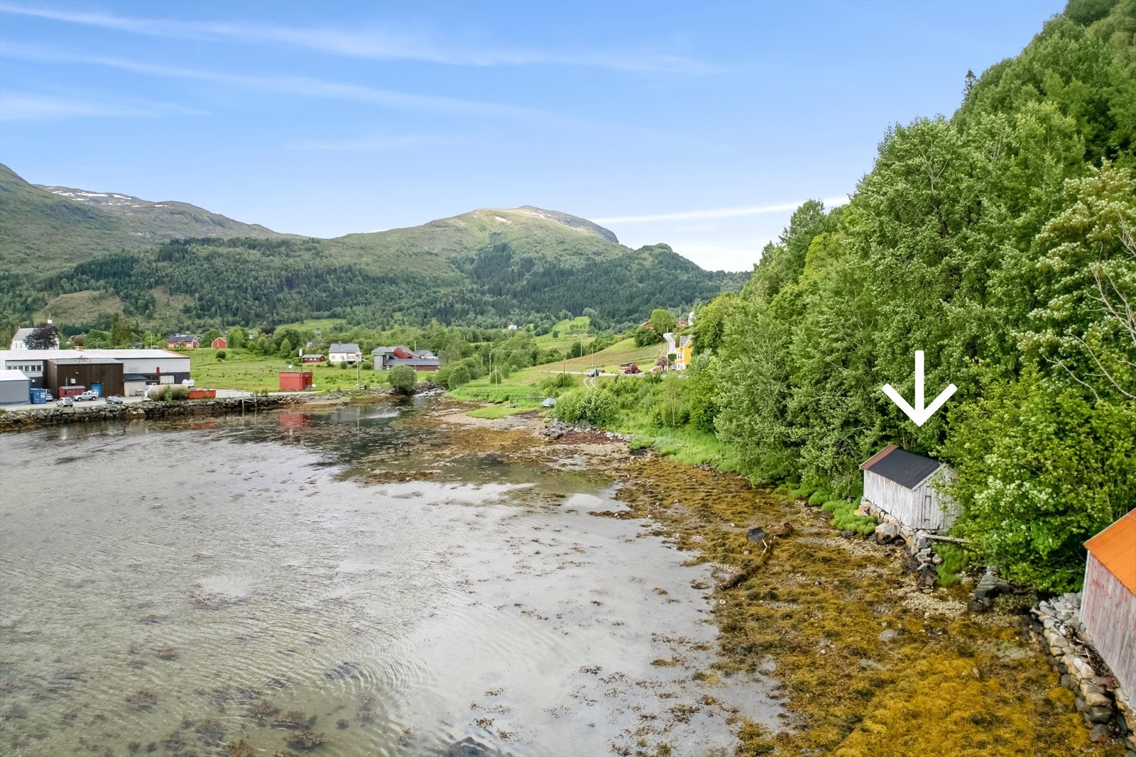 Ved fjorden har også eigedomen naust, perfekt for den som er glad i båtliv og fiske! Galleribilde