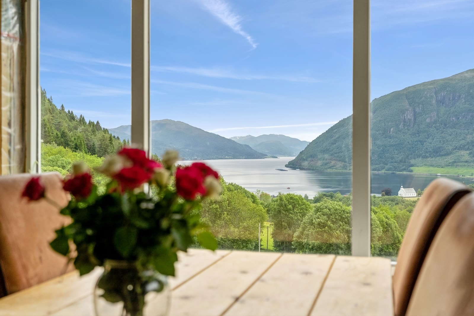 Den nydelege utsikta blir eit naturleg samtaleemne rundt middagsbordet - denne blir ein aldri lei! Galleribilde