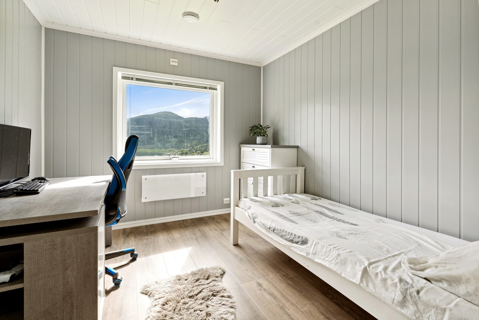 I bustadens andre etasje finn vi 4 lyse og trivelege soverom. Galleribilde