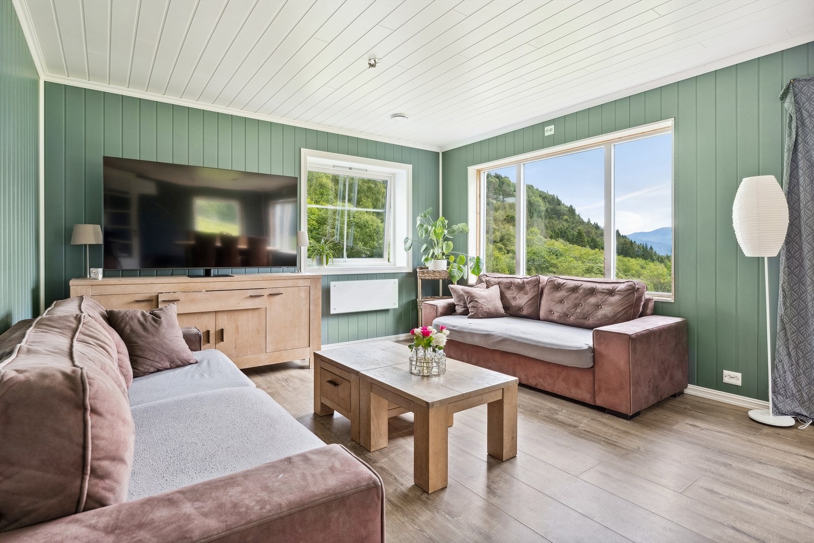 Opphaldsromma er fint plassert i front av bustaden, med ei romsleg og god stove. Galleribilde