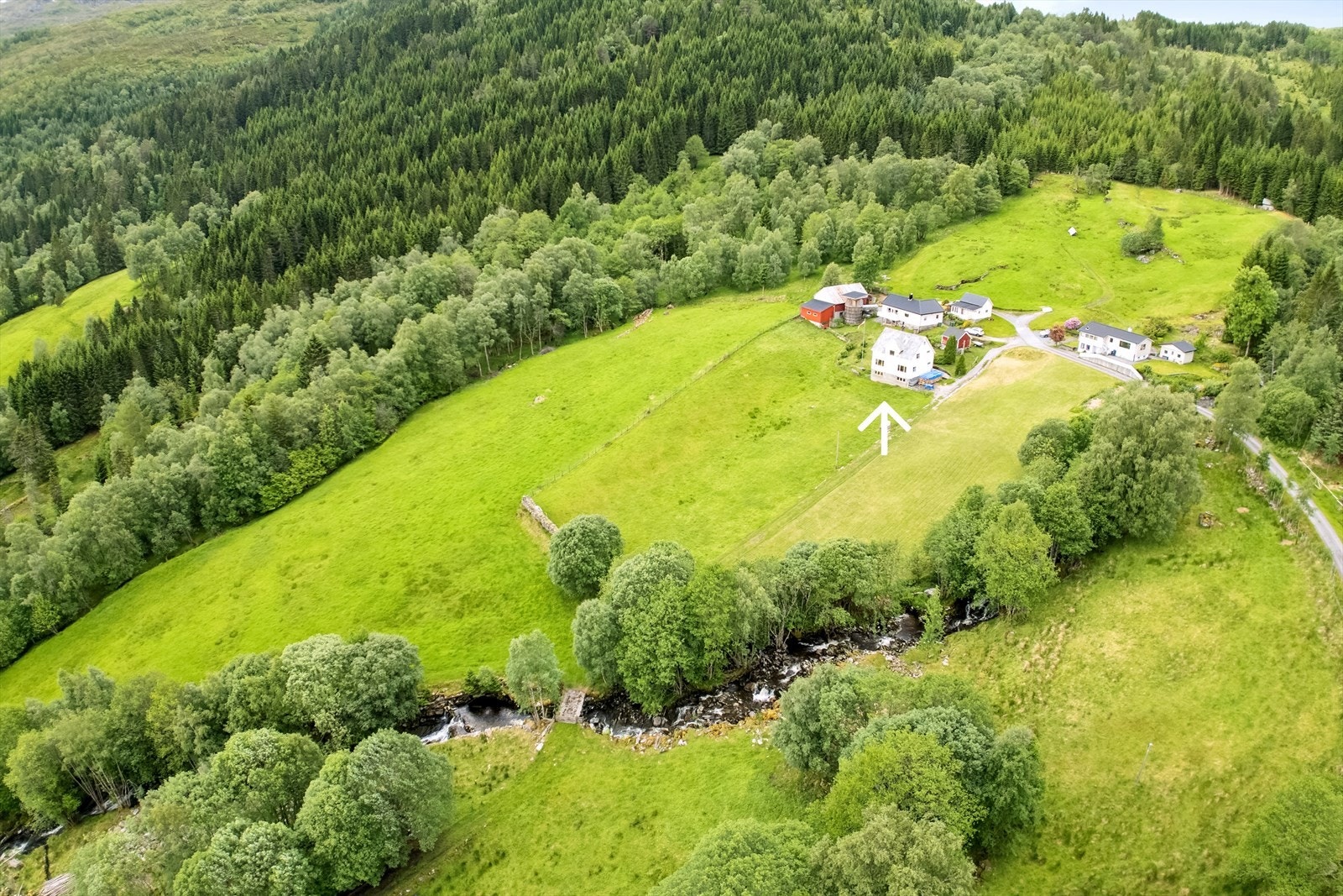 Eigedomen ligg fint til i landlege og rolege omgjevnadar, omkransa av grøne marker og flott natur, og består av bustadhus, driftsbygning og naust, samt fleire uthus og gardsfjøsar rundt om på eigedomen. Galleribilde