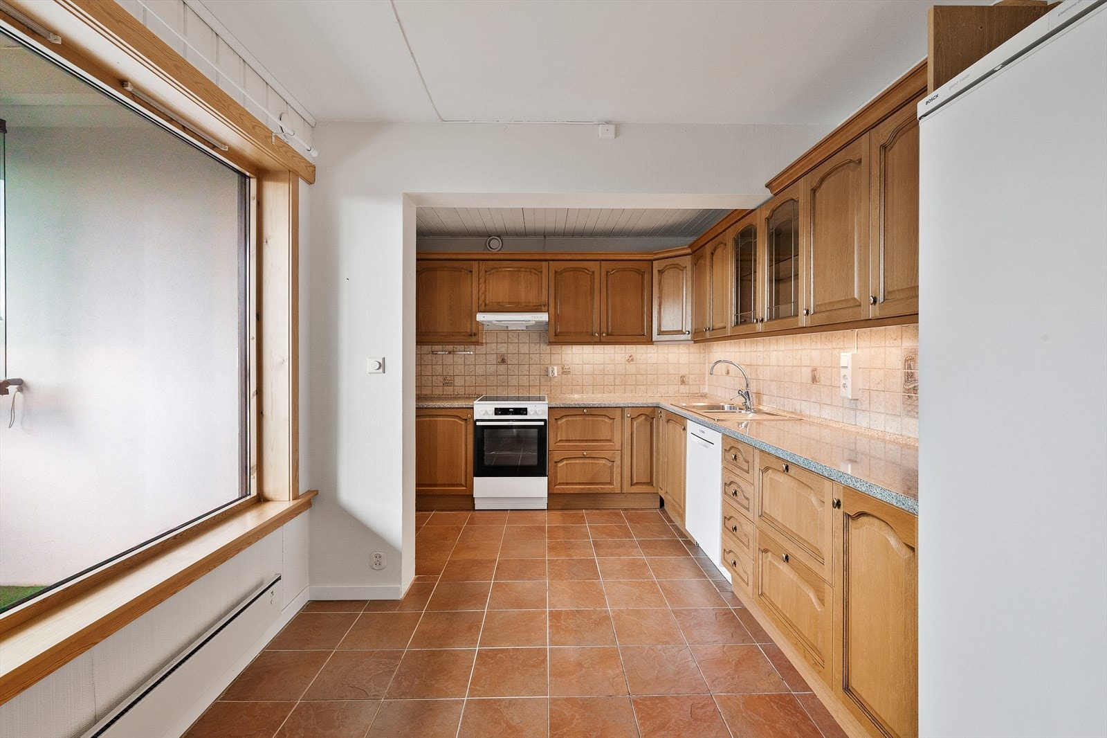 På kjøkkenet er det rikelig med oppbevaringsmuligheter i over - og underskapene, samt gode arbeidsflater på benkeplaten. Galleribilde