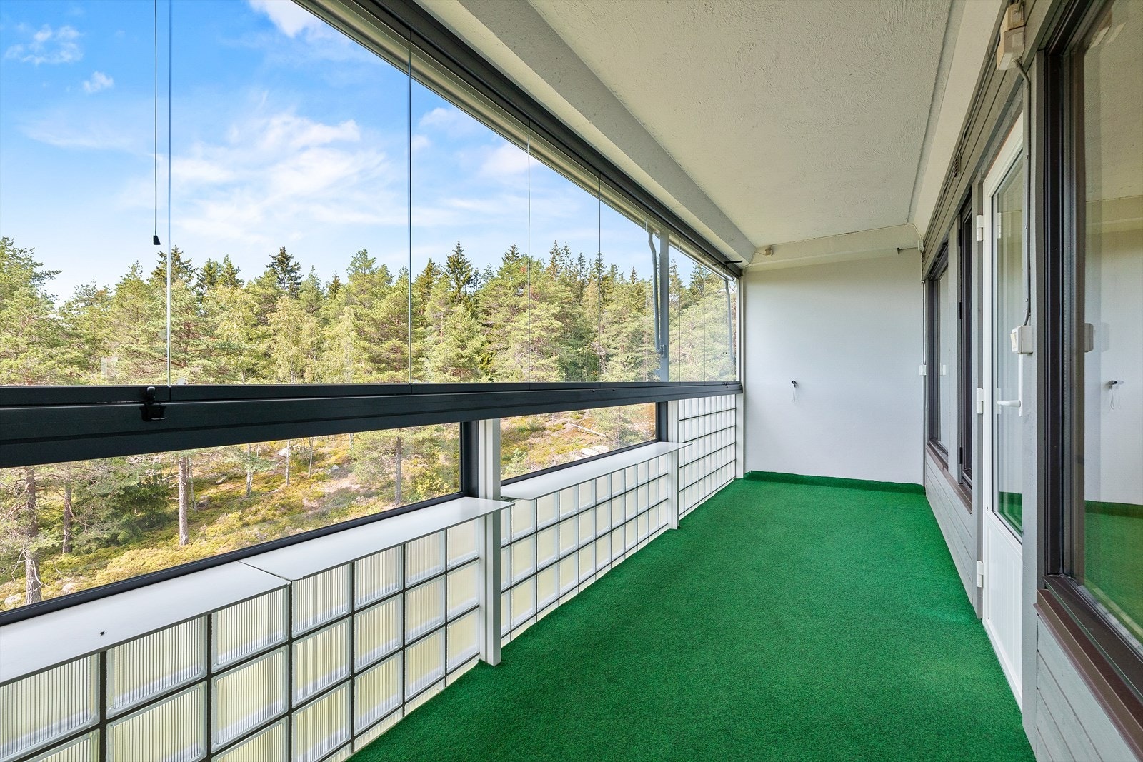 Balkongen kan enkelt innredes til en koselig sittegruppe med utemøbler. Galleribilde