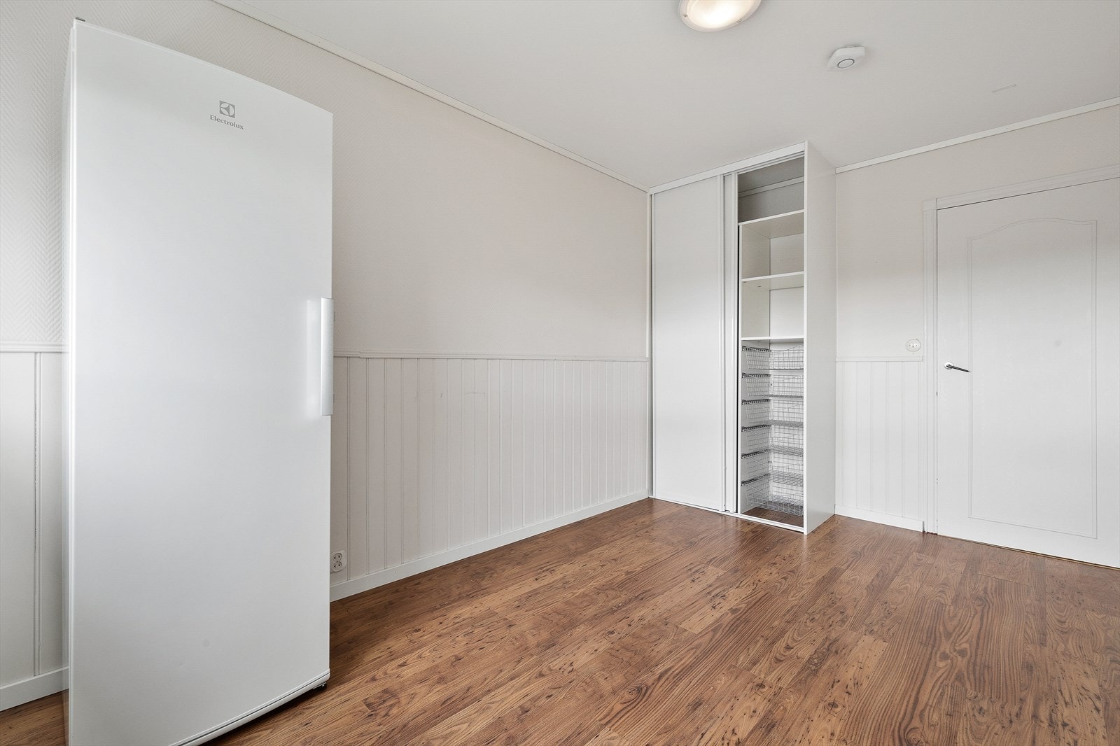 Soverom 2 er også av god størrelse. Fryseskap på bildet kan medfølge handelen dersom ønskelig. Galleribilde