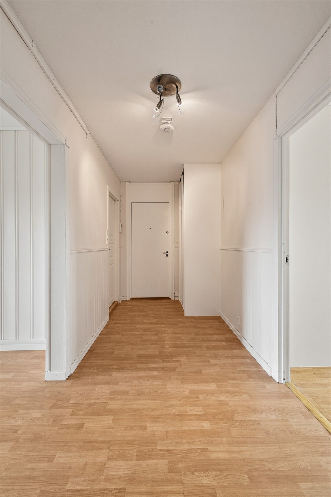 Romslig inngangsparti med god plass til oppbevaringsskap og knagger. Her kan du enkelt henge i fra deg. Galleribilde