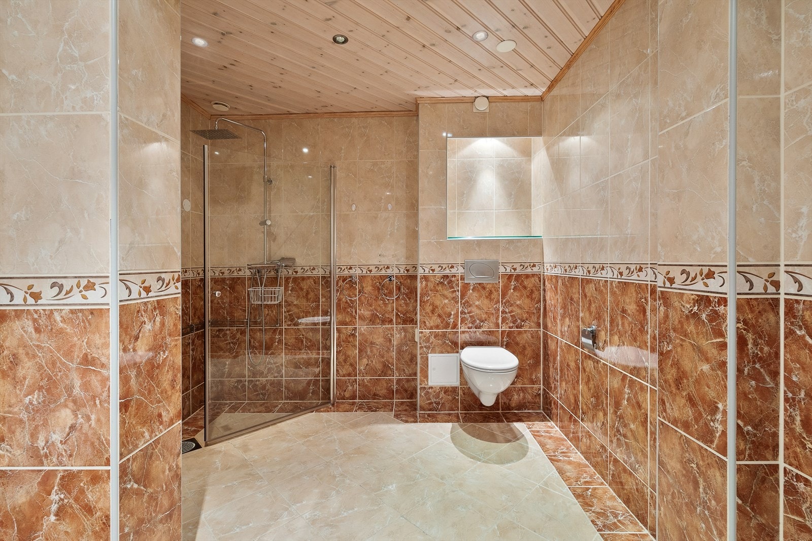 Baderom av eldre standard. Det er planlagt oppussing av bad i regi av borettslaget i 2026. Galleribilde