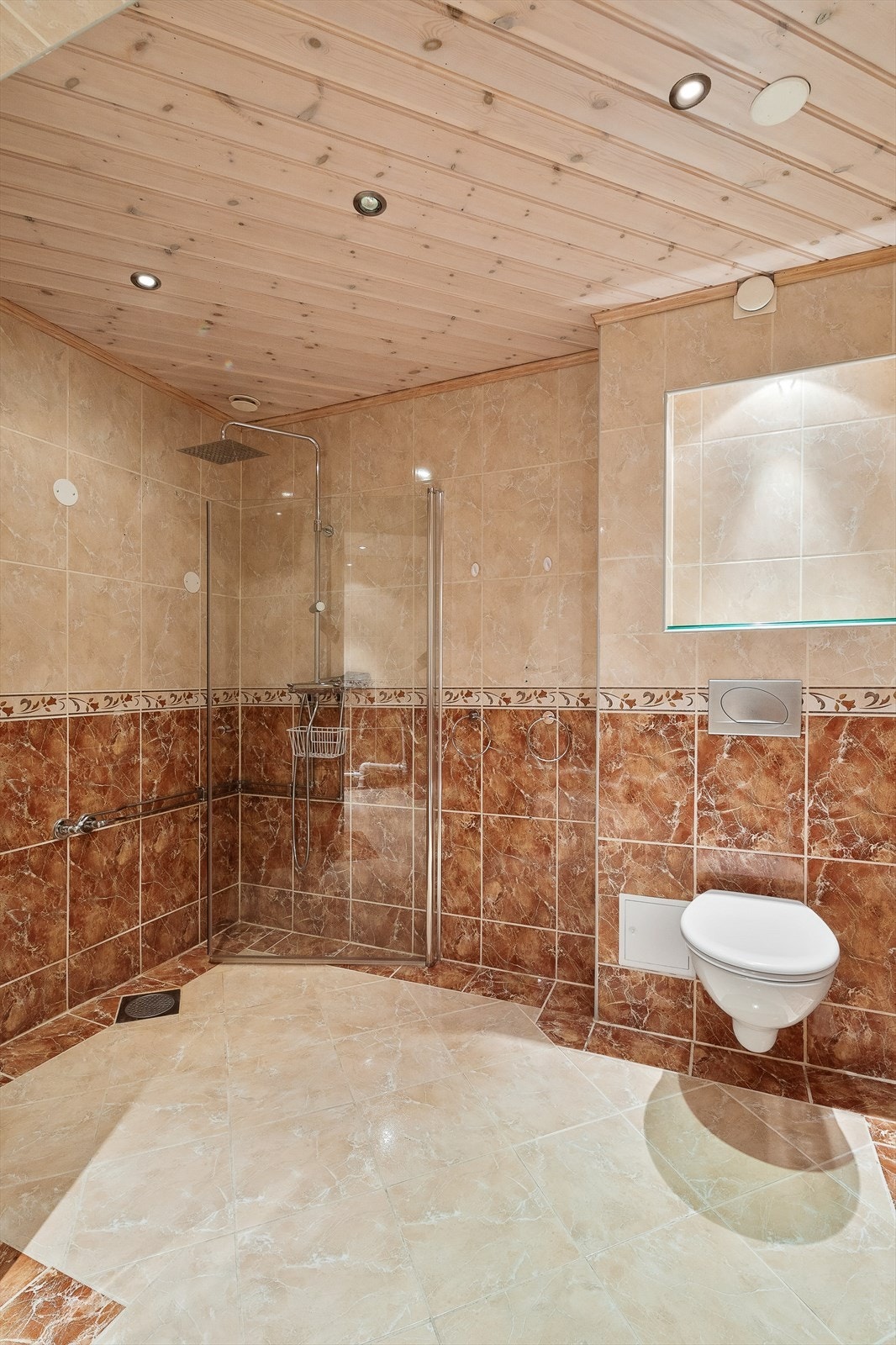 Baderomsinnredninger består av veggfestet klosett med innebygget sisterne og servant. Galleribilde