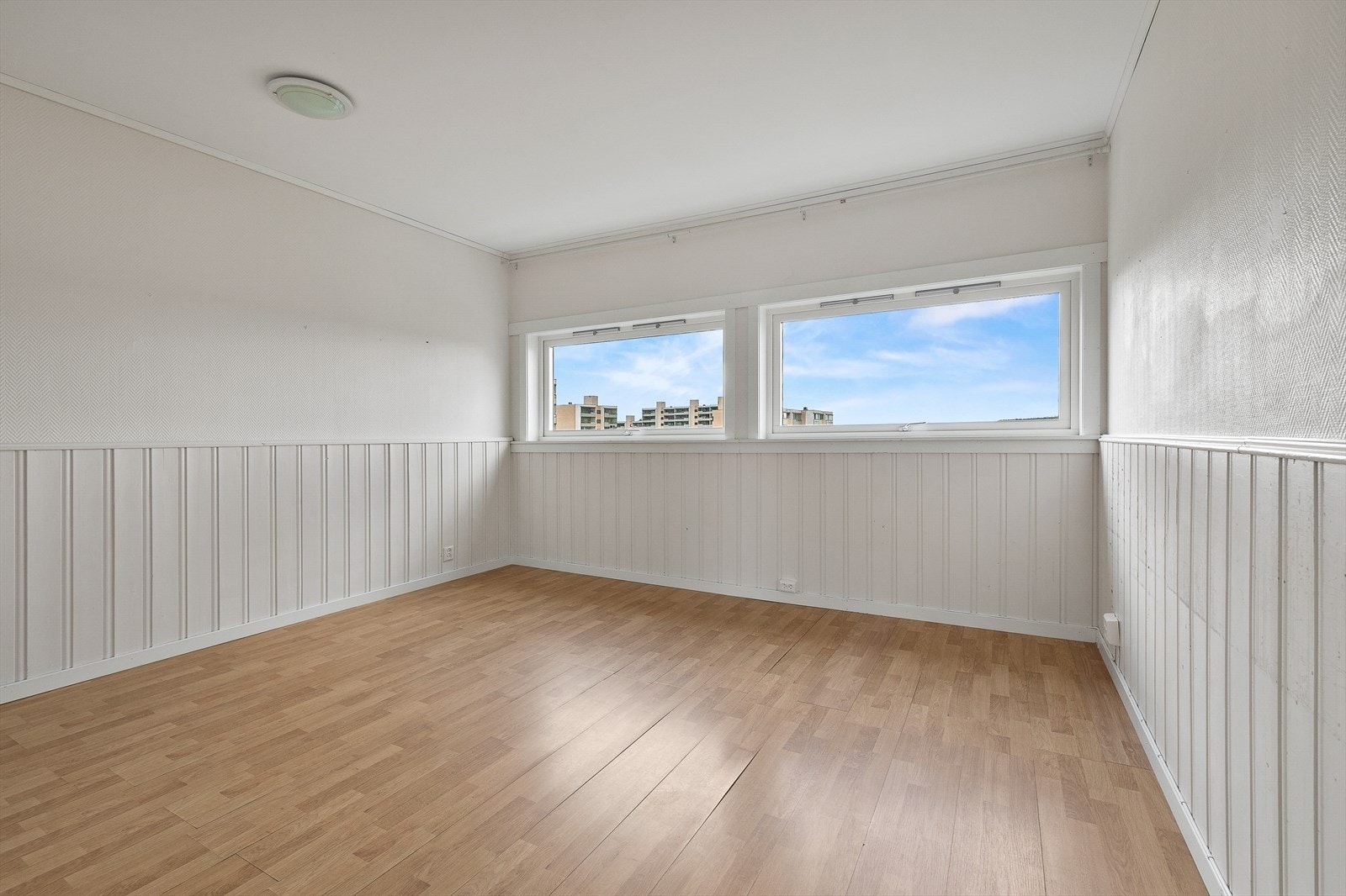 Hovedsoverom med god plass til stor dobbeltseng og nattbord på hver sin side. Galleribilde