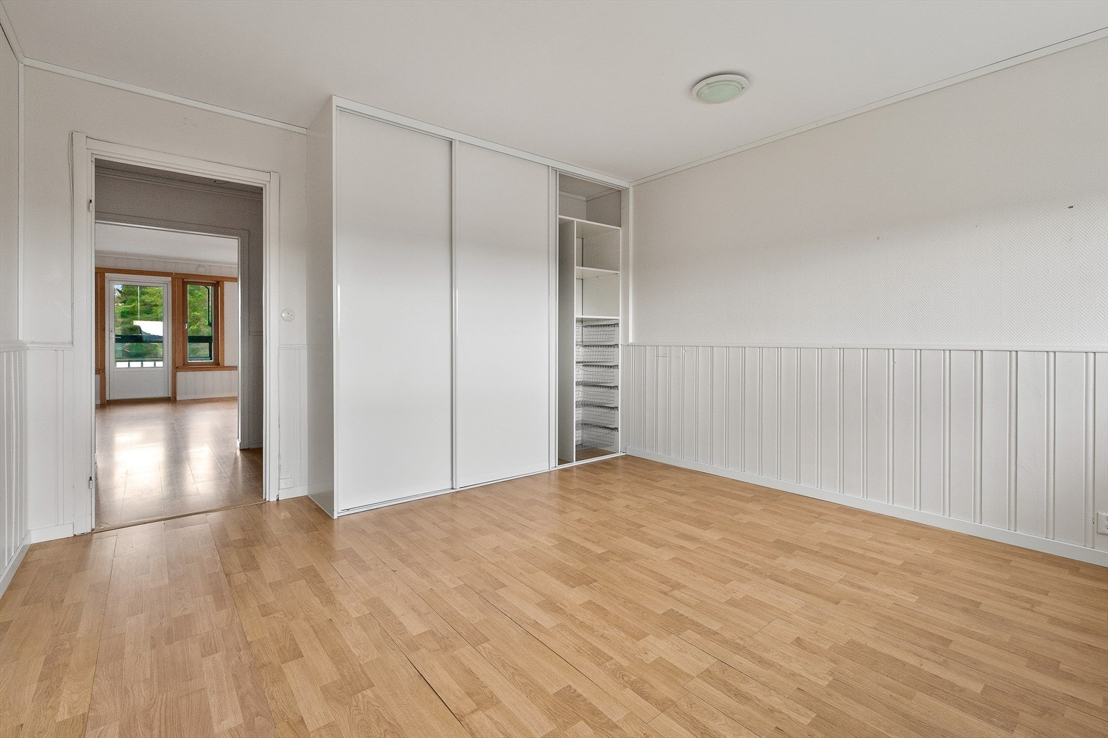 Det er også gode lagringsmuligheter i skap, og plass til kommoder på rommet. Galleribilde