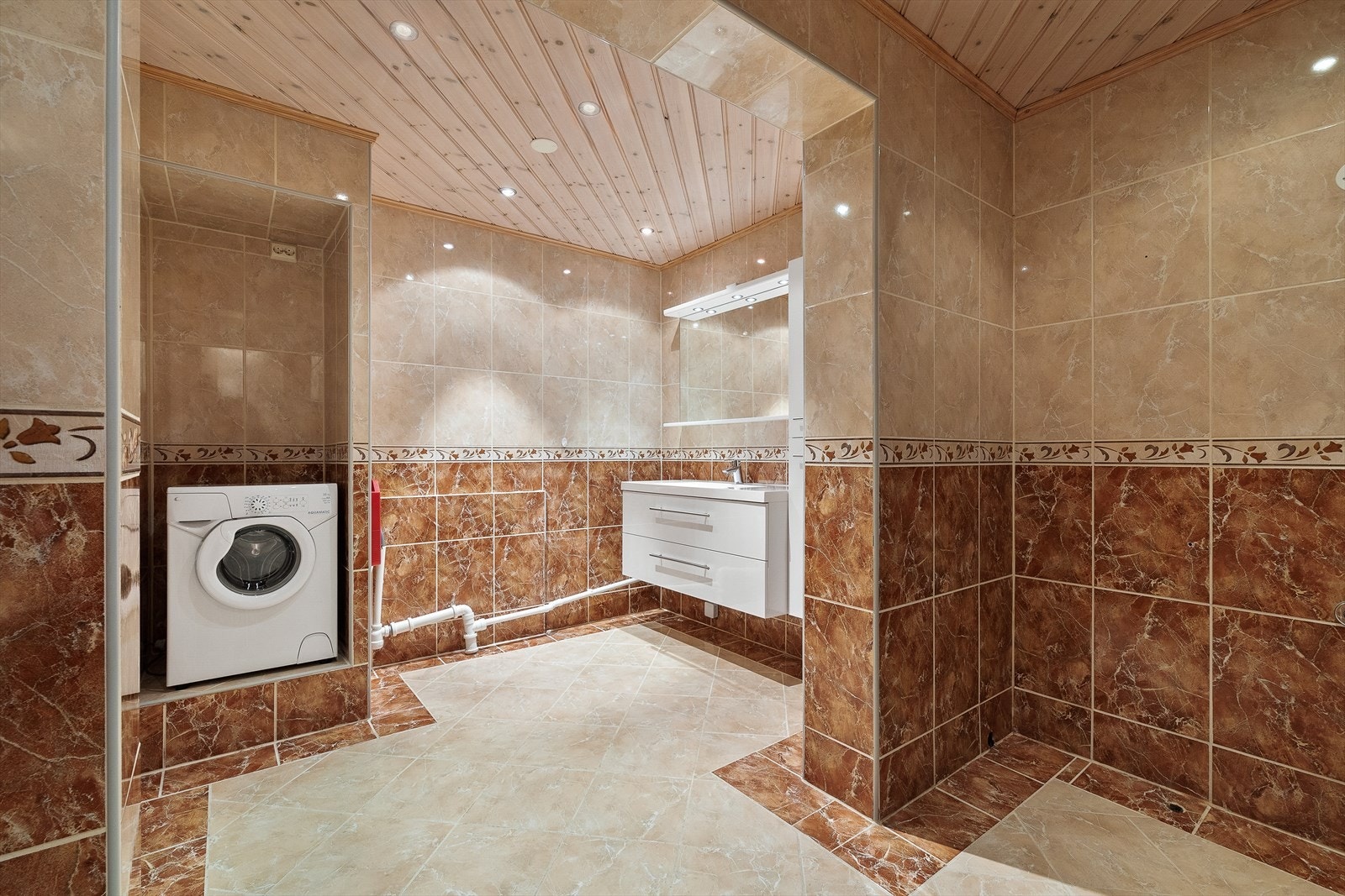 Det er opplegg for vaskemaskin og varmekabler i gulv. Galleribilde