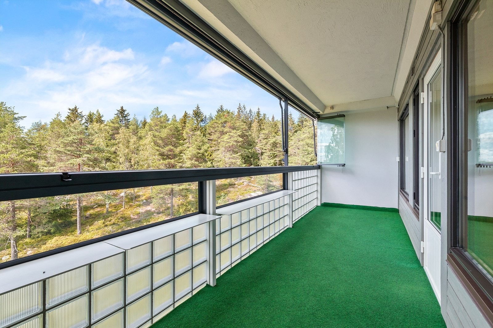 Fra stuen er det utgang til en innglasset vest vendt balkong på ca. 11 kvm. Galleribilde