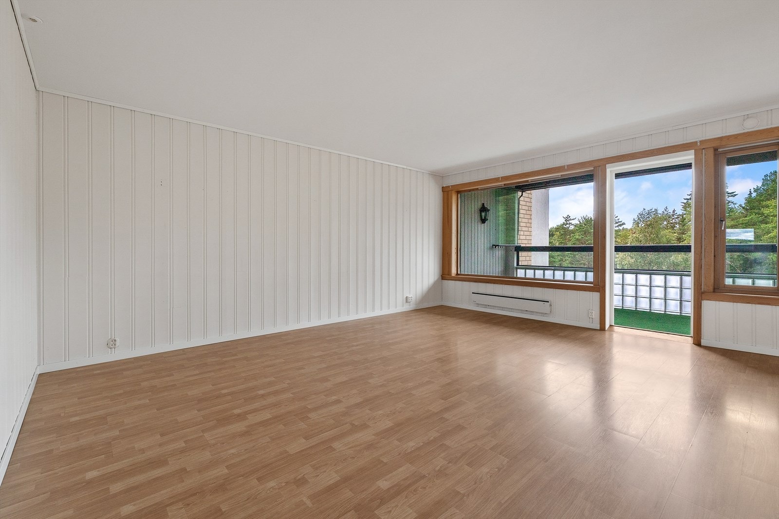 Lys og luftig stue med store vindusflater som slipper inn rikelig med naturlig lys. Galleribilde