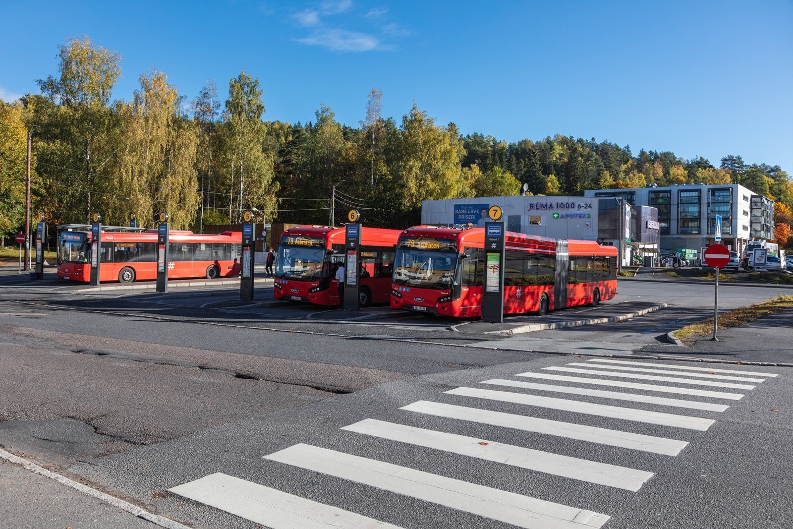 Kort vei til offentlig kommunikasjon som buss og T-bane. Galleribilde