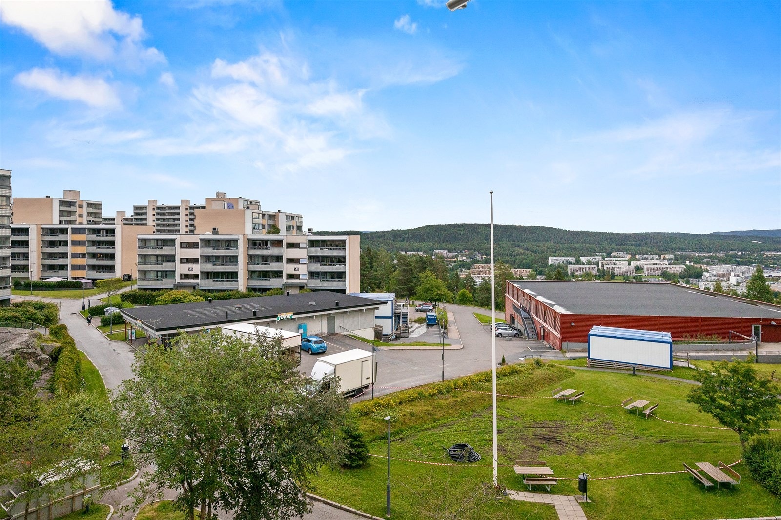 Utsikt fra soverommet. Umiddelbar nærhet til søndagsåpent Joker butikk. Galleribilde
