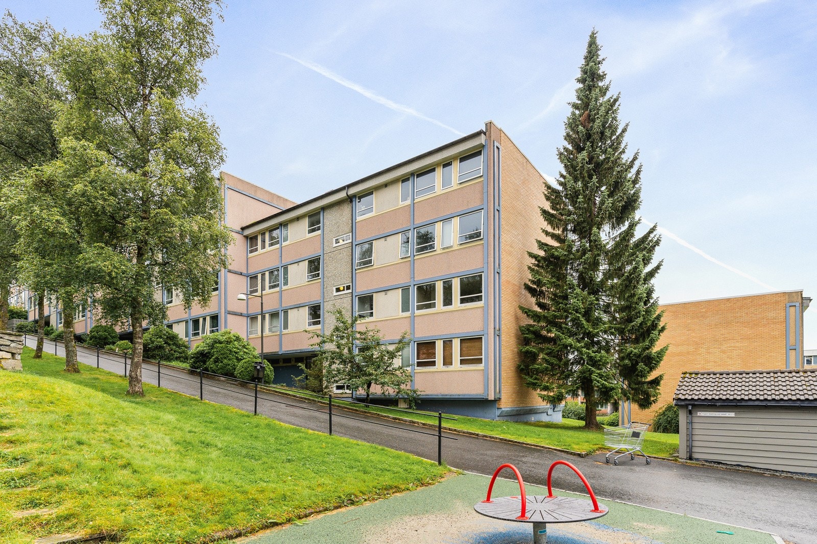 Varmtvann, sentralvarme, tv/internett og mye mer er inkludert i felleskostnadene. Galleribilde