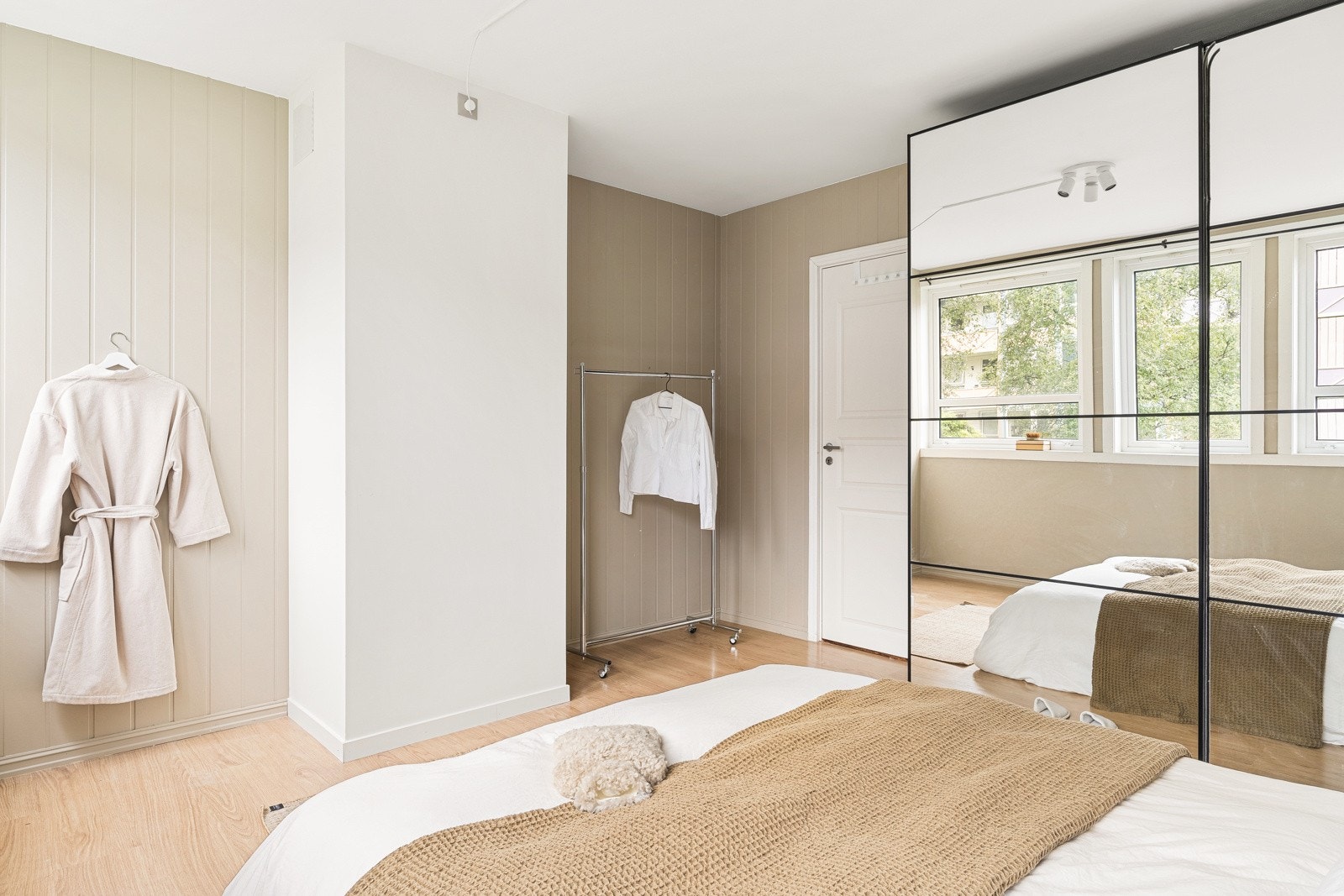 Stor garderobeløsning som medfølger. Galleribilde